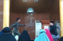 Pria Misterius Serang  Ustaz Saat Ceramah di Masjid